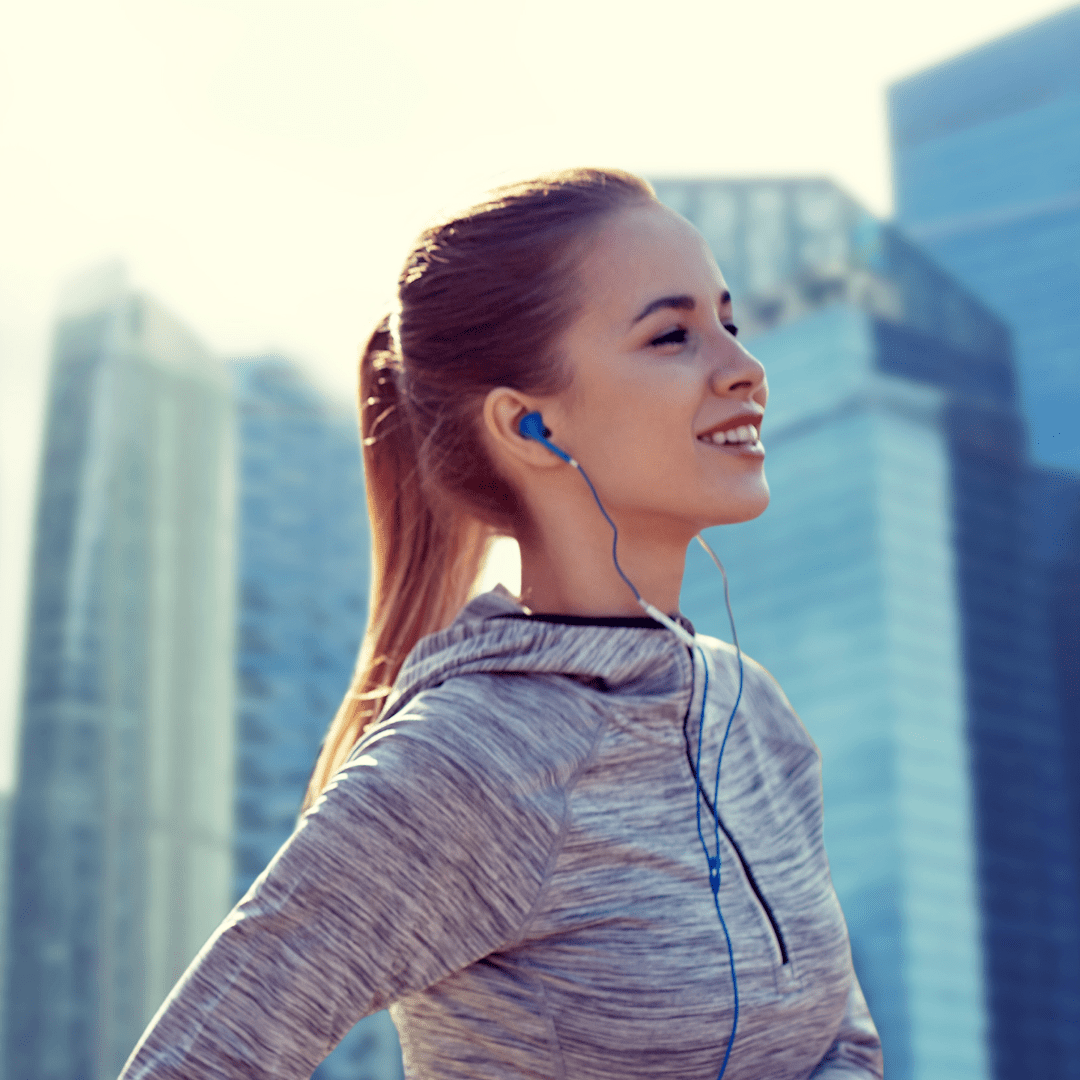 Jovem ouvindo fones simbolizando o crescimento de podcasts no Brasil